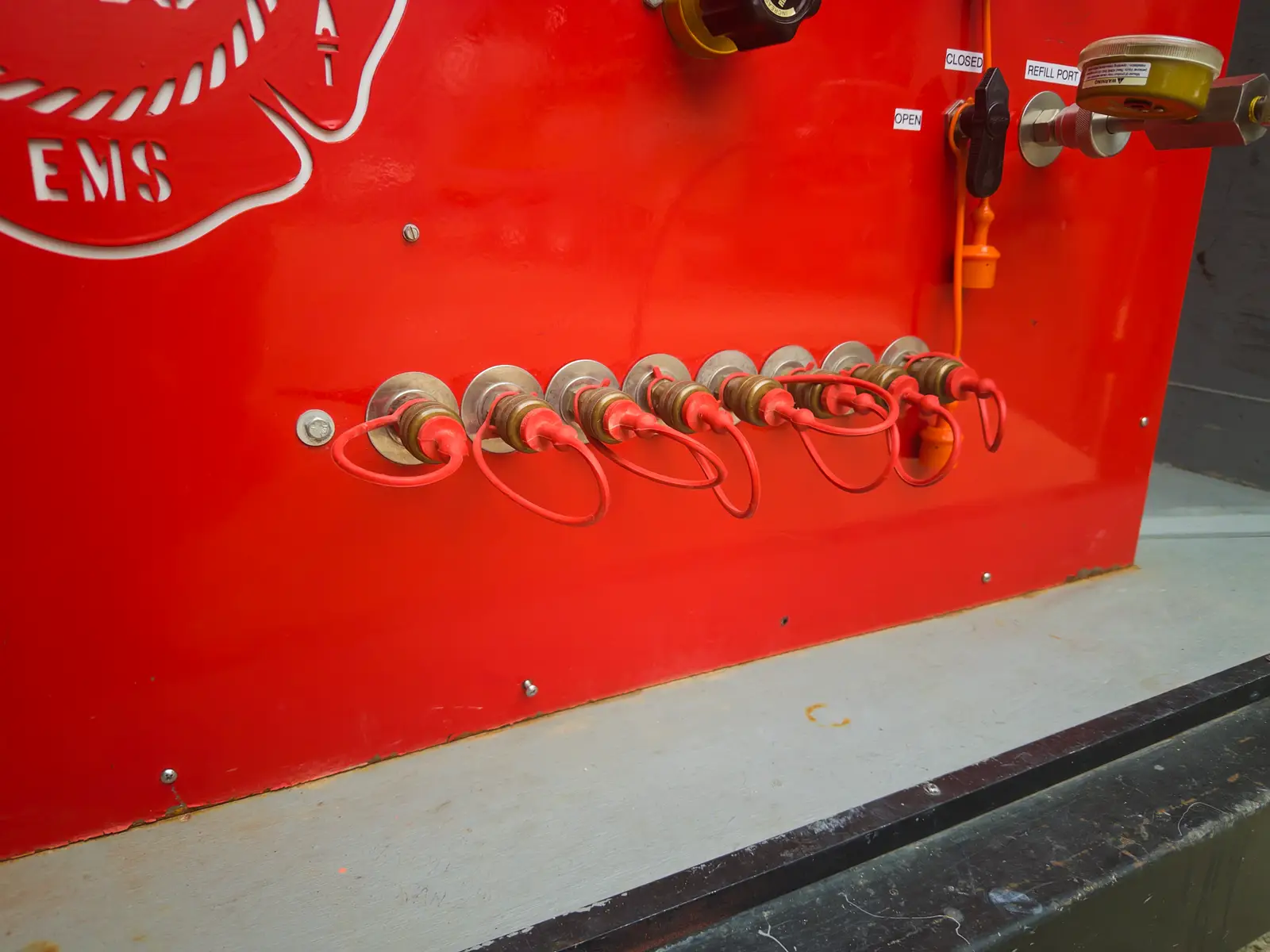 Legacy manifold and cylinder arrangement on a cascade trailer